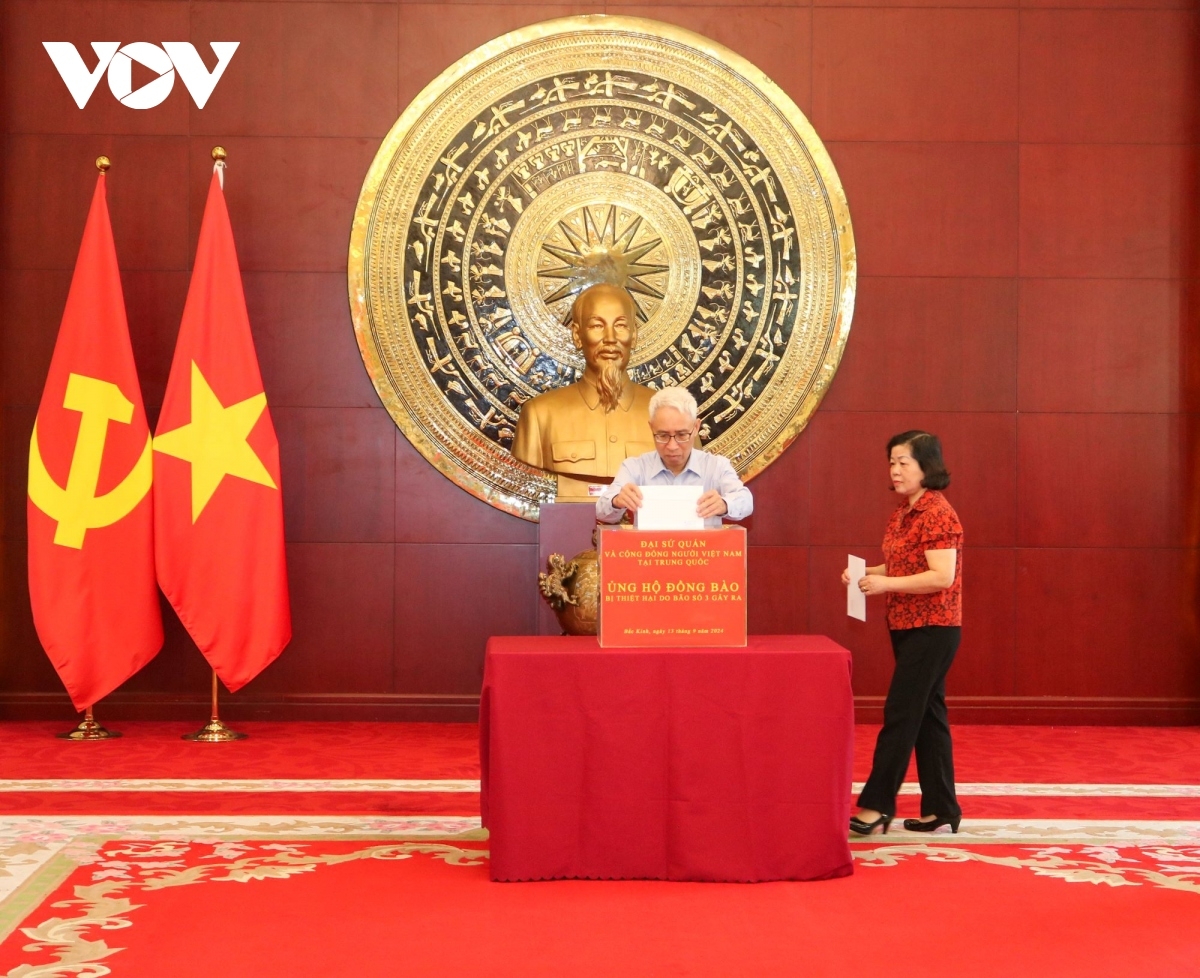 Đại sứ Phạm Sao Mai ủng hộ đồng bào bị lũ lụt