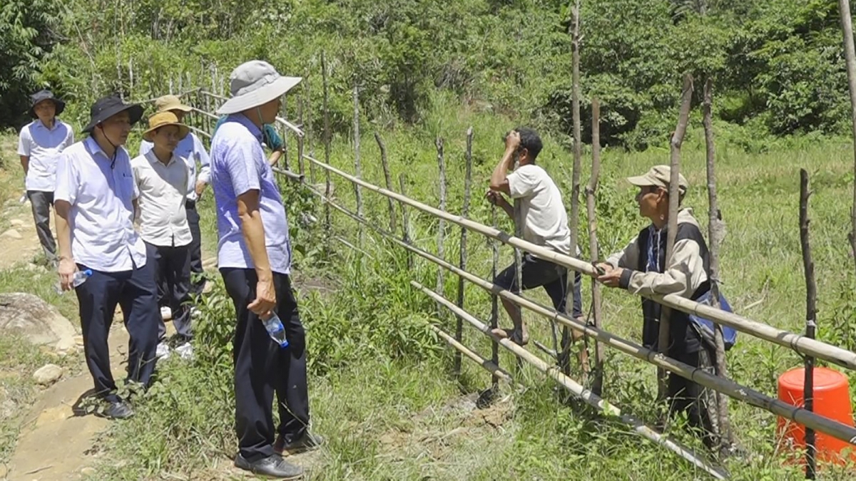 Tổ công tác huyện Kon Plông, tỉnh Kon Tum tiếp cận nhưng một bộ phận người dân thôn 3,
xã Trà Vinh, huyện Nam Trà My, tỉnh Quảng Nam tỏ thái độ không hợp tác.
Ảnh: Nguyễn Khoa Điềm/VOV Tây Nguyên