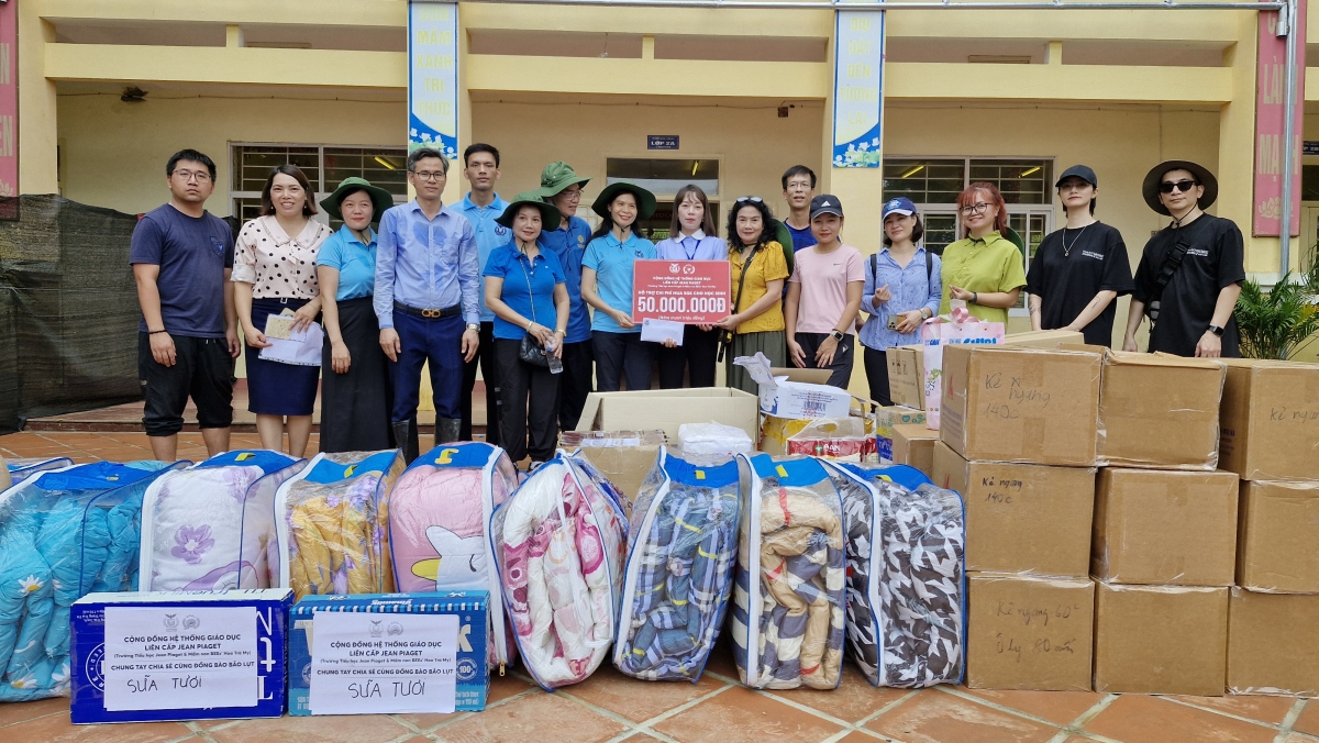 Đoàn trao quà bằng hiện vật và tiền mặt cho nhà trường khắc phục hậu quả mưa lũ.
Ảnh:Thừa Xuân/VOV Tây Bắc