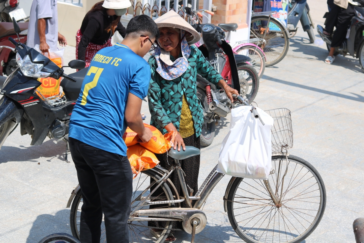 Những nhân viên tình nguyện trao quà tận tay đồng bào Chăm
xã Phước Hữu, Ninh Phước, Ninh Thuận.