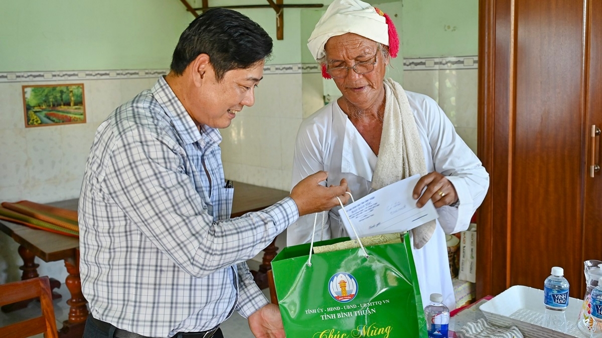 Đại diện HĐND tỉnh Bình Thuận thăm, chúc mừng chức sắc Chăm
theo đạo Bà La Môn ở thôn Tịnh Mỹ, xã Phan Thanh.
Ảnh: Đoàn Sĩ
