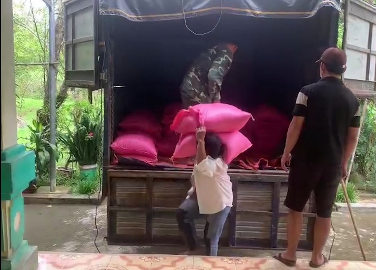 Gạo được vận chuyển vào để hỗ trợ người dân trong trường hợp bị cô lập, chia cắt dài ngày