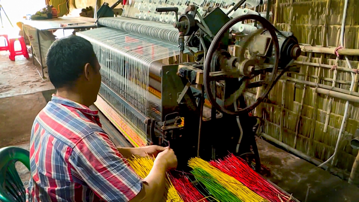 Hiện đã có nhiều hộ cơ giới hóa sản xuất, hạ giá thành nhưng độ sắc sảo vẫn kém hơn dệt thủ công.
Ảnh: Thạch Trà Vinh/VOV ĐBSCL