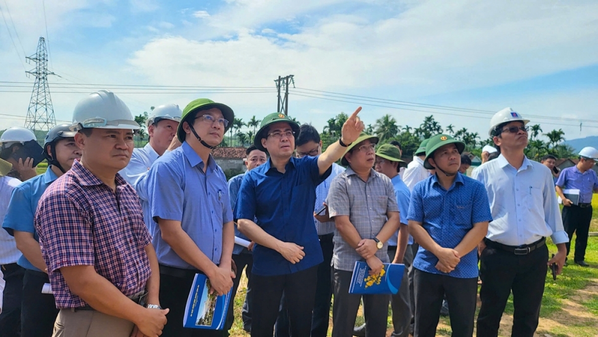Chủ tịch UBND tỉnh Quảng Ngãi Nguyễn Hoàng Giang kiểm tra công tác ứng phó sạt lở trên địa bàn huyện Sơn Hà.