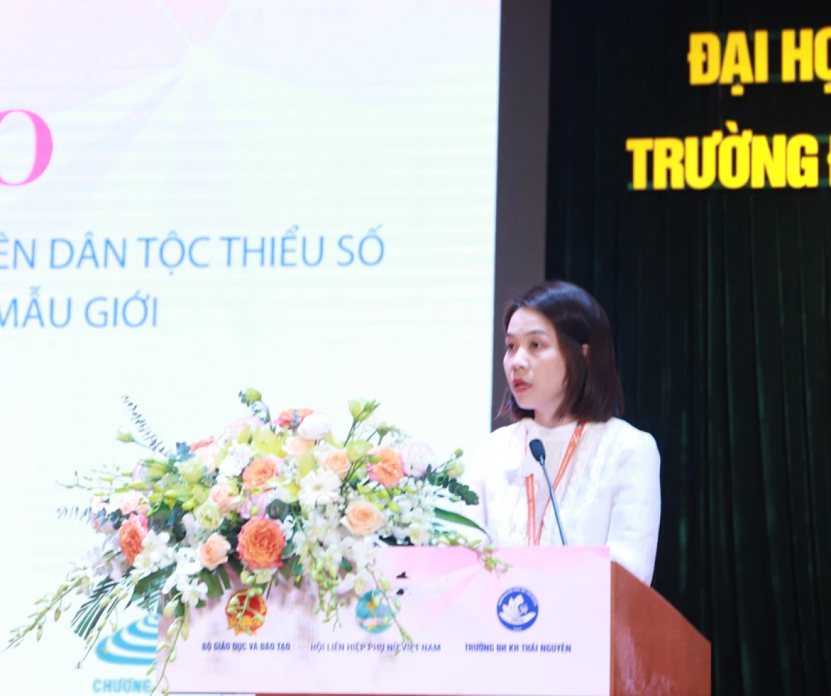 TS Tạ Thị Thảo, Phó trưởng Khoa KHXH &amp;NV, ĐH Thái Nguyên, phát biểu tham luận tại Hội thảo