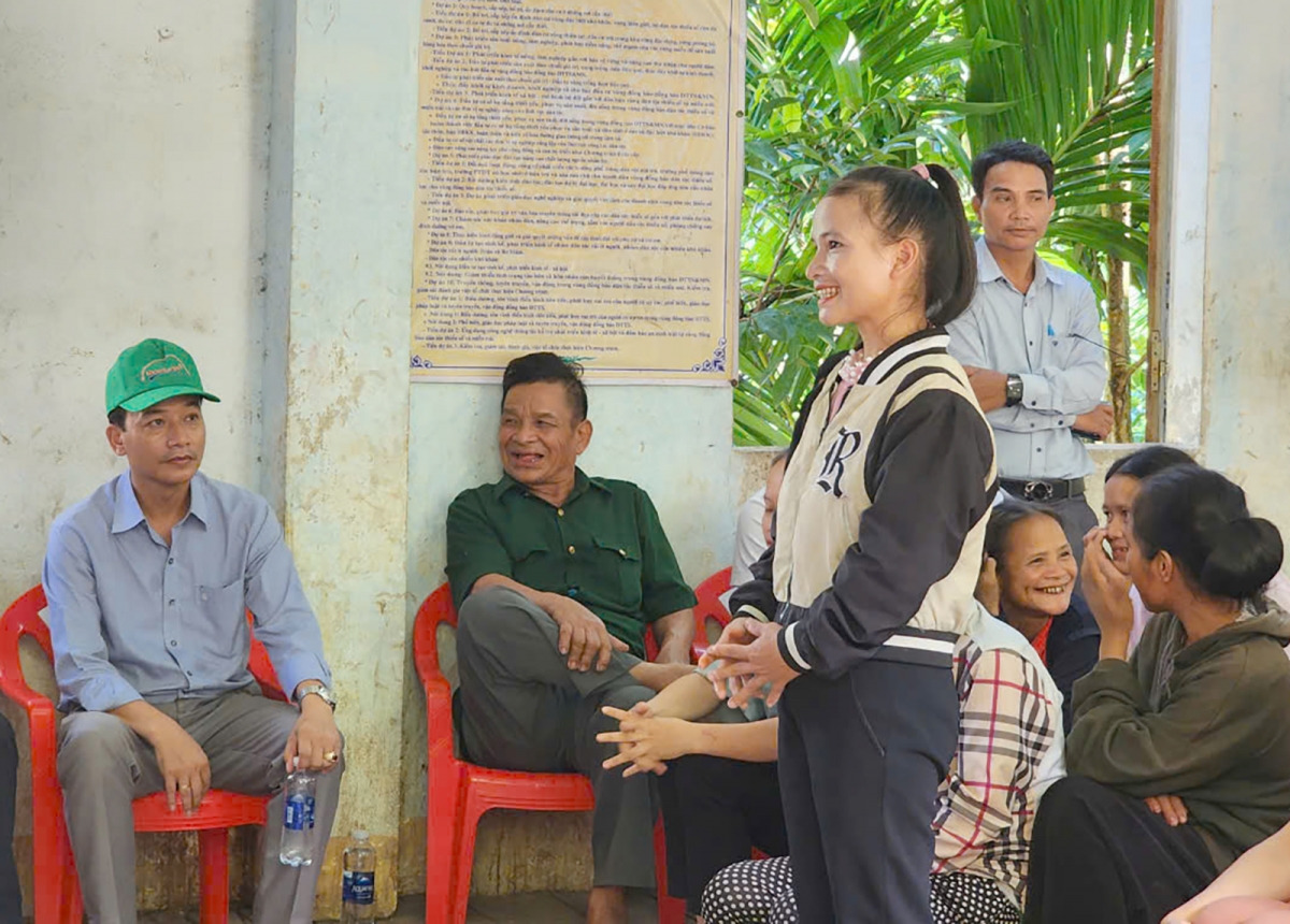 Một người dân thôn 3, xã Trà Vinh, huyện Nam Trà My, tinh Quảng Nam lấy chồng ở làng Tu Rét, xã Đăk Nên,huyện Kon Plông, tỉnh Kon Tum
mong muốn vướng mắc sớm được giải quyết tạo thuận lợi cho cuộc sống người dân.
Ảnh: Nguyễn Khoa Điềm/VOV Tây Nguyên