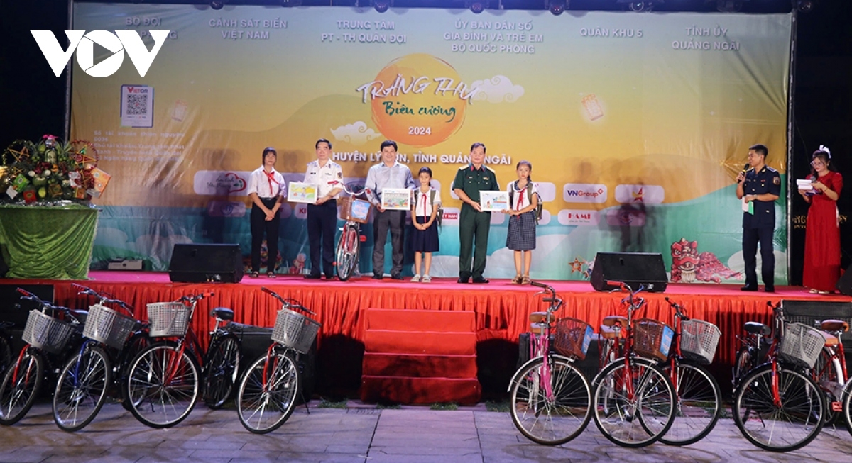 Lãnh đạo tỉnh Quảng Ngãi và Bộ Tư lệnh Quân khu 5 trao xe đạp và quà tặng học sinh hiếu học hoàn cảnh khó khăn trên đảo Lý Sơn