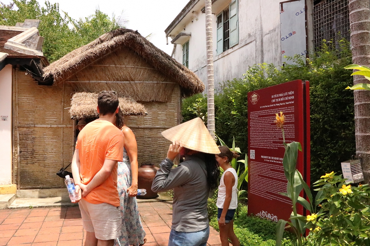 Nhà lưu niệm, điểm tham quan hấp dẫn thu hút rất đông người dân, du khách mỗi dịp lễ, tết