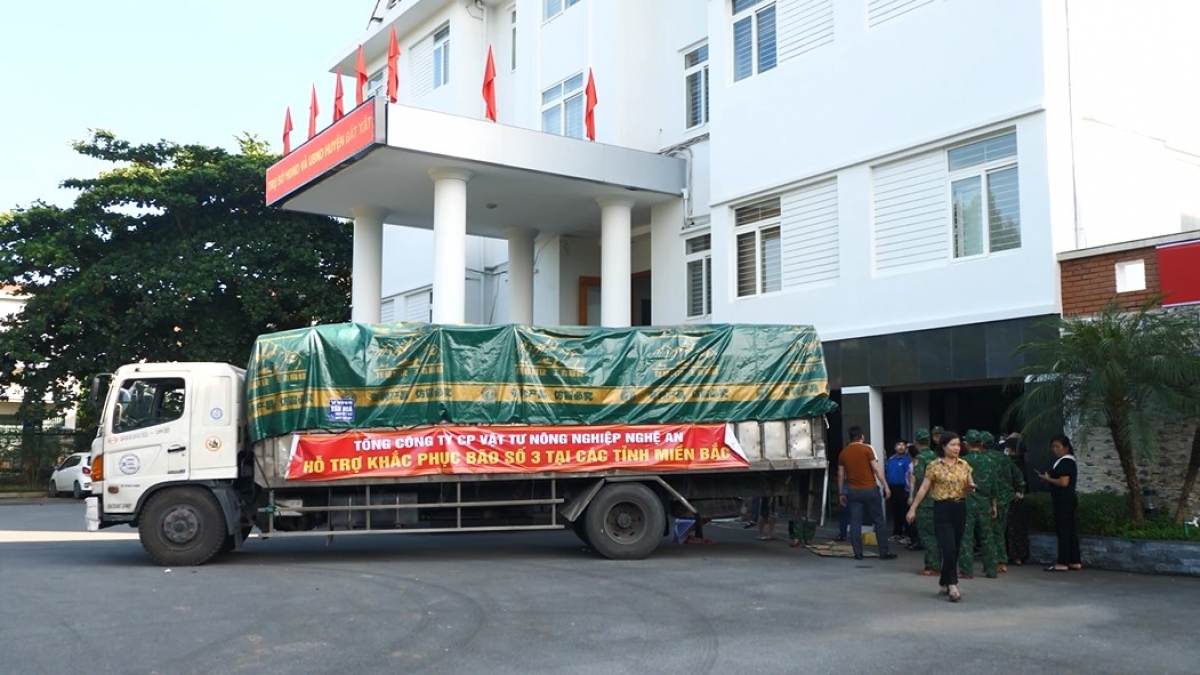 Những chuyến xe nghĩa tình chở hàng hóa thiết yếu đến vùng lũ Lào Cai