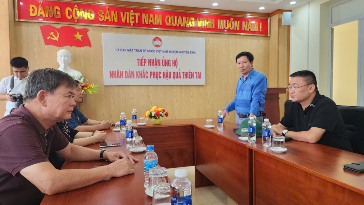 Ông Vũ Hải Quang, Phó Tổng Giám đốc, Chủ tịch Công đoàn Đài TNVN cho biết,
món quà là sự sẻ chia của Tập thể cán bộ, phóng viên, biên tập viên, kỹ thuật viên, người lao động VOV với những mất mát, khó khăn của nhân dân Nguyên Bình.
Ảnh: Công Luận/VOV Đông Bắc