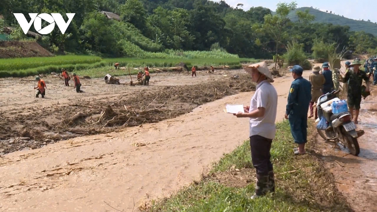 Ông Hoàng Văn Diệp, trưởng thôn Làng Nủ, xã Phúc Khánh, huyện Bảo Yên, Lào Cai
có mặt tại hiện trường để hỗ trợ tìm kiếm người mất tích.
Ảnh: Thanh Thủy/VOV- Tây Bắc 