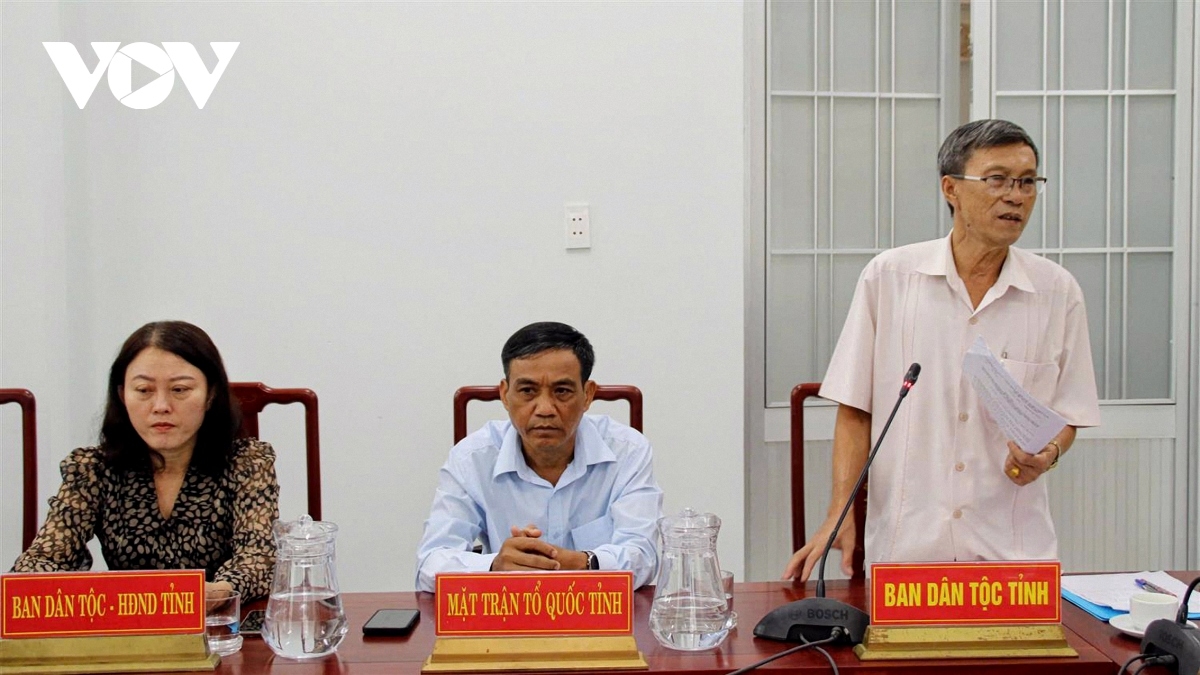 Ông Hà Thanh Sơn, Phó Trưởng ban Dân tộc tỉnh báo cáo tại buổi giám sát.
Ảnh: Thạch Trà Vinh/VOV-ĐBSCL