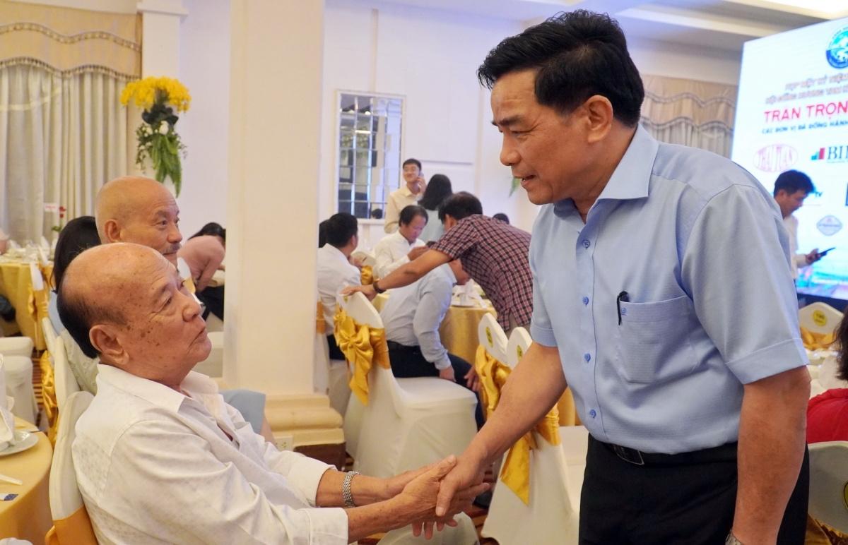 Ông Lê Văn Dũng, Chủ tịch UBND tỉnh Quảng Nam thăm hỏi, động viên các cụ cao niên là người Quảng Nam đang sinh sống tại thành phố Hồ Chí Minh.