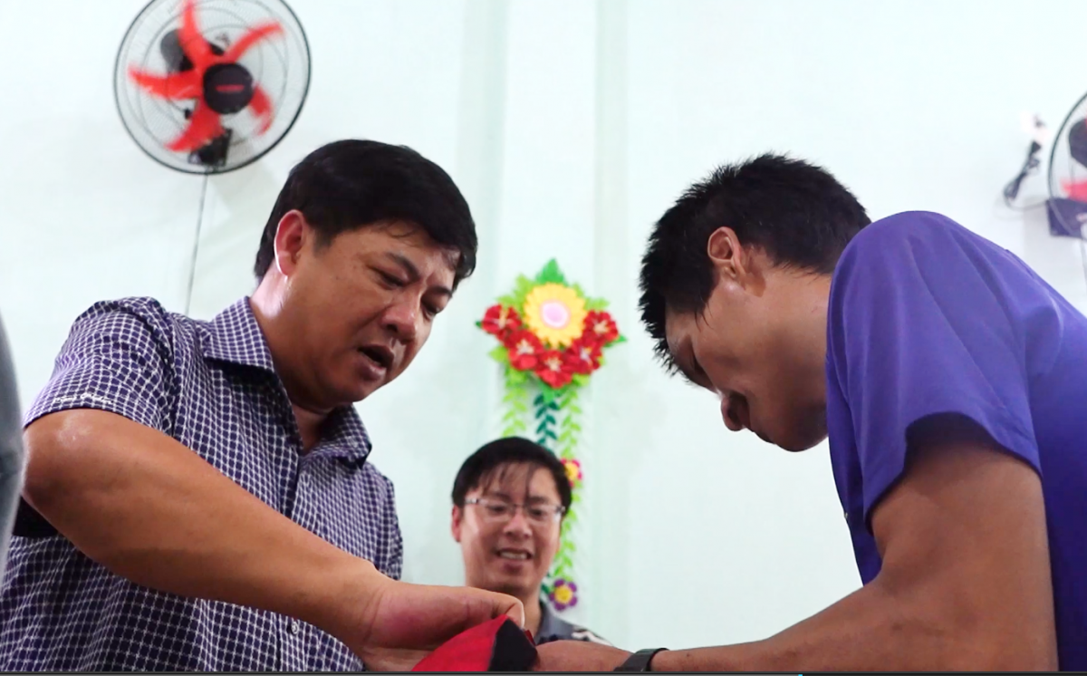 Ông Lương Nguyễn Minh Triết, Bí thư Tỉnh ủy Quảng Nam tặng quà và động viên các hộ dân đang được bố trí ở xen ghép vượt qua khó khăn.