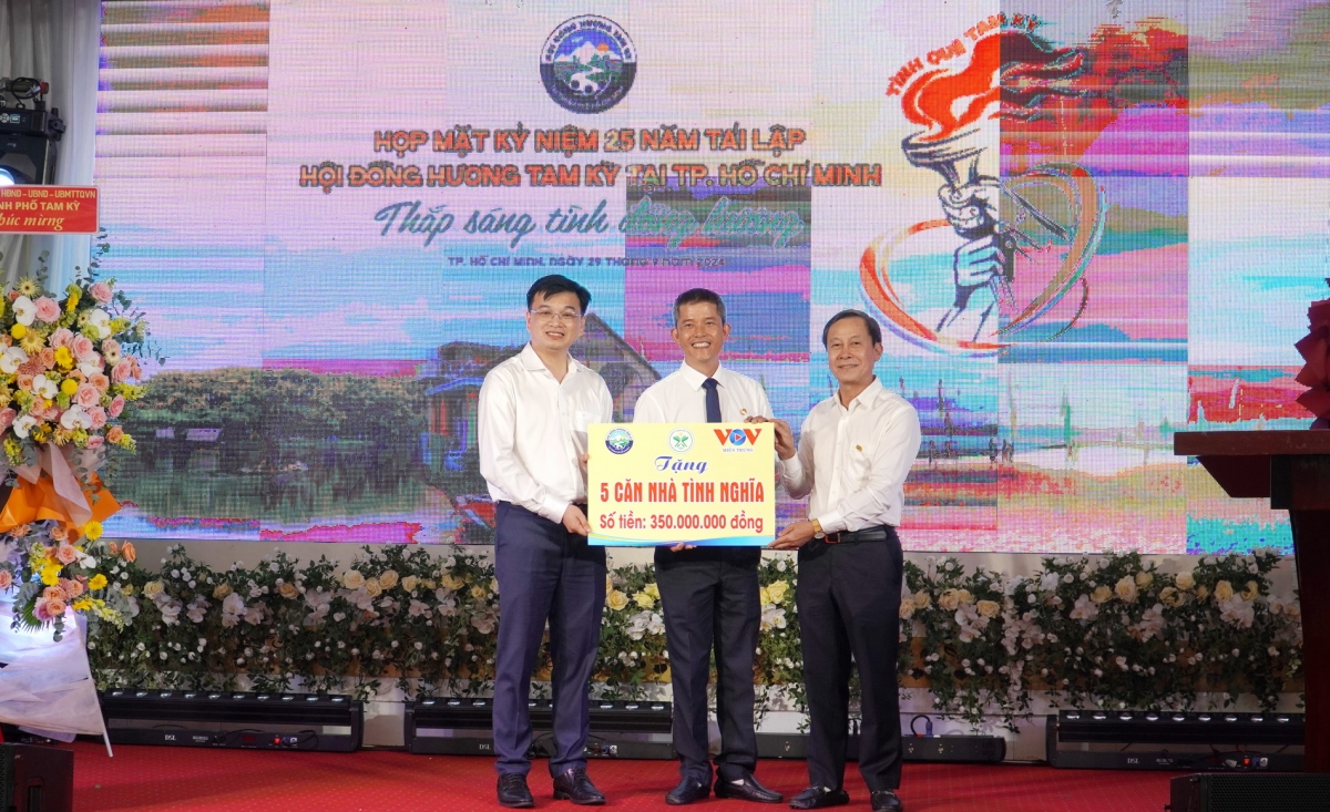 Ông Phạm Tấn Tư, Giám đốc VOV miền Trung (ngoài cùng bên phải) và ông Lê Hùng Anh, Chủ tịch Hội đồng hương Tam Kỳ tại thành phố Hồ Chí Minh (ngoài cùng bên trái) đã trao bảng tượng trưng, tặng 5 căn nhà tình thương.