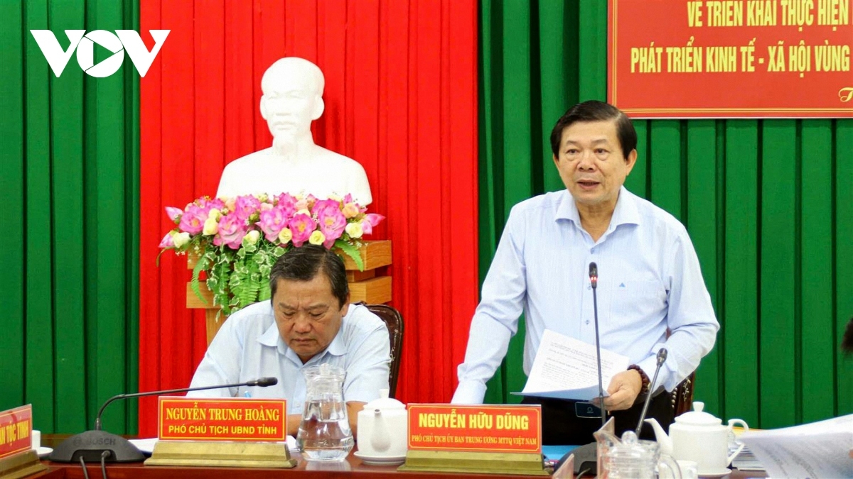 Phó Chủ tịch Ủy ban Trung ương MTTQ Việt Nam Nguyễn Hữu Dũng
phát biểu kết luận buổi giám sát.
Ảnh: Thạch Trà Vinh/VOV-ĐBSCL