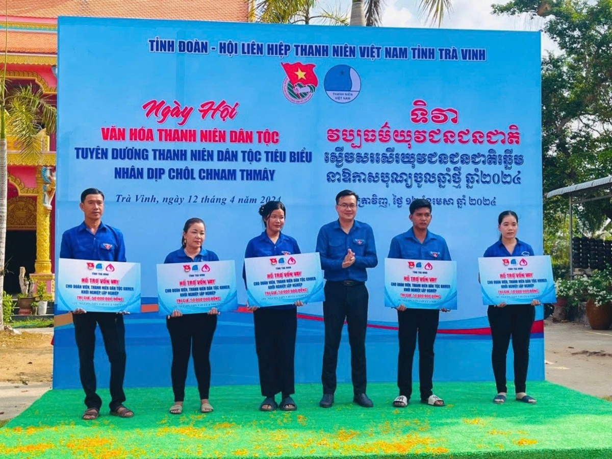 Anh Nguyễn Thanh Nhã trao bảng tượng trưng
hỗ trợ vốn dự án khởi nghiệp cho thanh niên dân tộc Khmer.
Ảnh: Nam Long/Báo Thanh niên