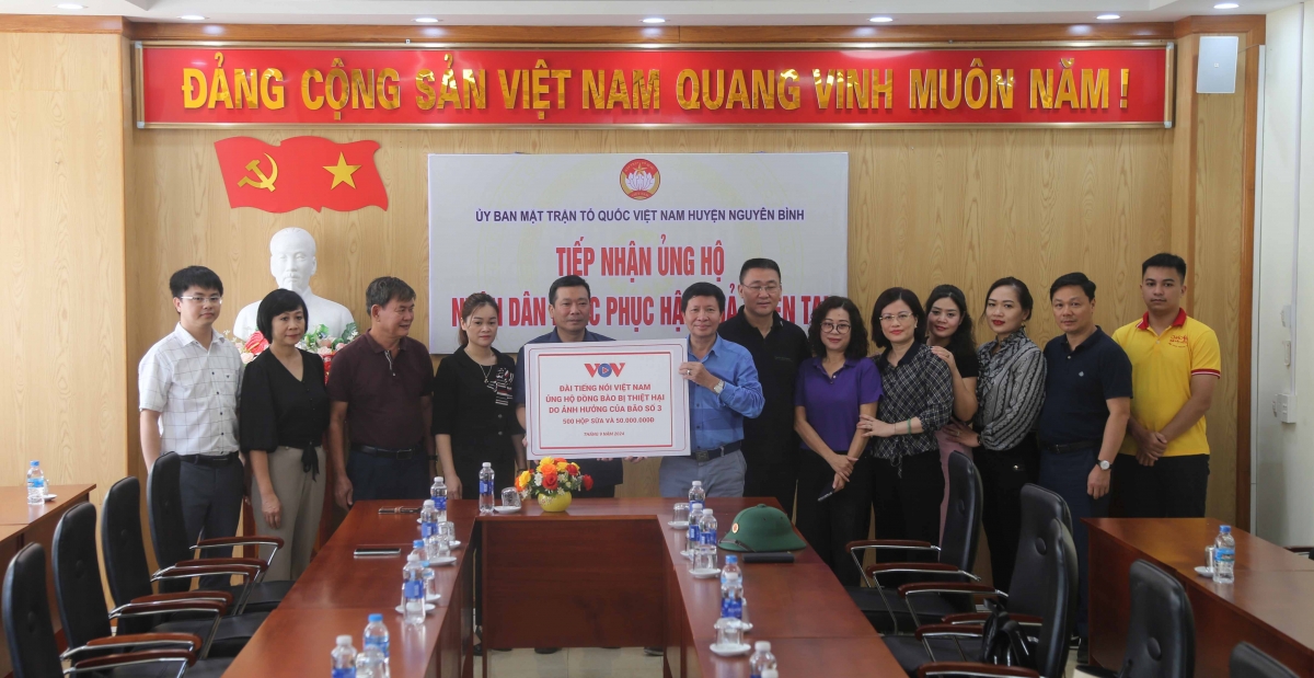 Ông Vũ Hải Quang, Phó Tổng Giám đốc, Chủ tịch Công đoàn Đài TNVN
trao số tiền 50 triệu đồng cho lãnh đạo huyện Nguyên Bình, tỉnh Cao Bằng.
Ảnh: Công Luận/VOV Đông Bắc