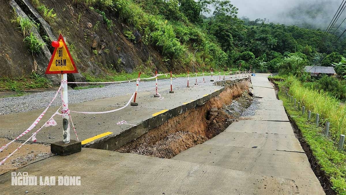 Quốc lộ 279 ở huyện Bảo Yên (Lào Cai) bị sạt lở nửa mặt đường.
Ảnh: Người Lao động