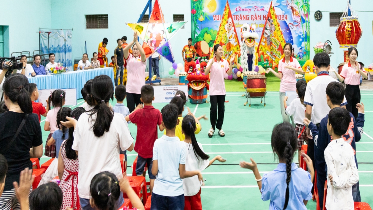 Các em rất vui khi được tham gia các đêm trung thu ở Vĩnh Long.
 Ảnh: Chanh Tuy/VOV ĐBSCL