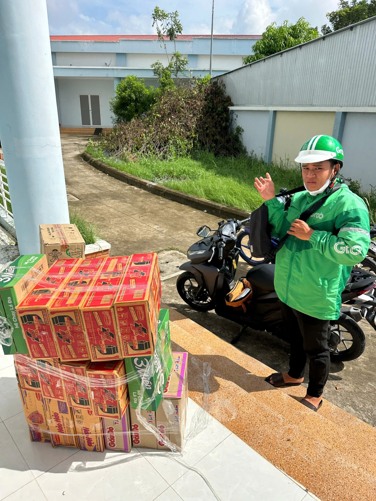 Thành viên câu lạc bộ " bếp ăn từ thiện" thành phố Gò Công chuẩn bị quà chuyển về cứu trợ đồng bào Miền Bắc