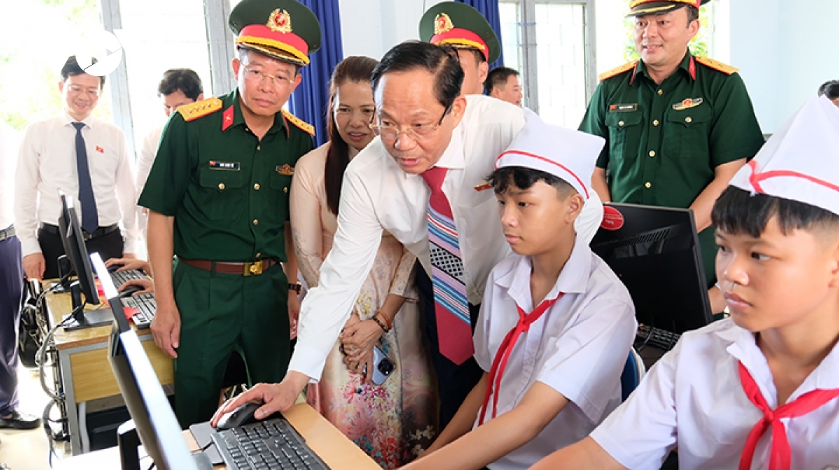 Thượng tướng Trần Quang Phương, Phó Chủ tịch Quốc hộiĐh’rưah bhui har lâng thầy, trò trường THCS Ba Vì, chr’hoong da ding ca coong Ba Tơ, tỉnh Quảng Ngãi coh lễ khai giảng c’moo học t’mêê 2024 – 2025