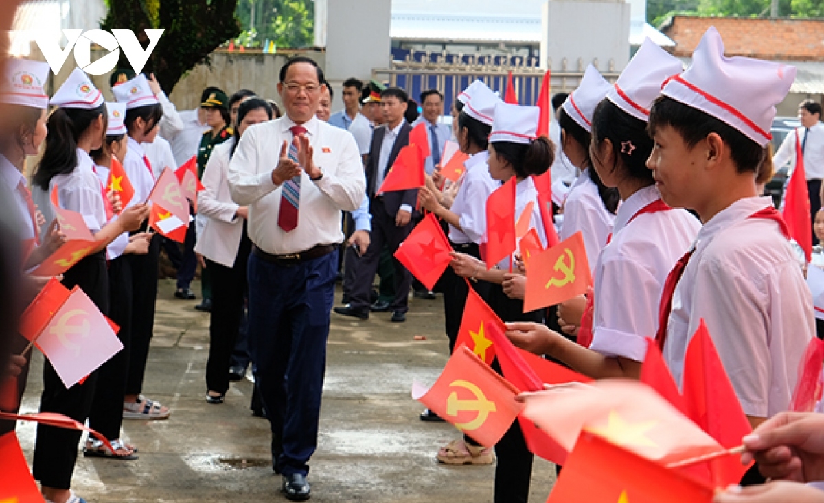 Thượng tướng Trần Quang Phương, Phó Chủ tịch Quốc hội chung vui cùng thầy, trò Trường THCS Ba Vì, huyện miền núi Ba Tơ, tỉnh Quảng Ngãi trong lễ khai giảng năm học 2024 - 2025