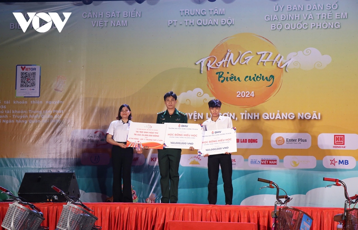 Trao 2 suất học bổng hiếu học tặng học sinh huyện đảo Lý Sơn