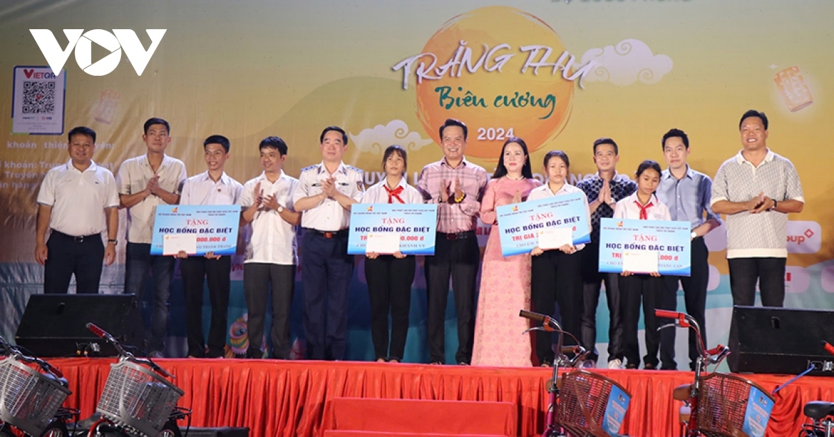 Trao học bổng đặc biệt tặng học sinh huyện Lý Sơn