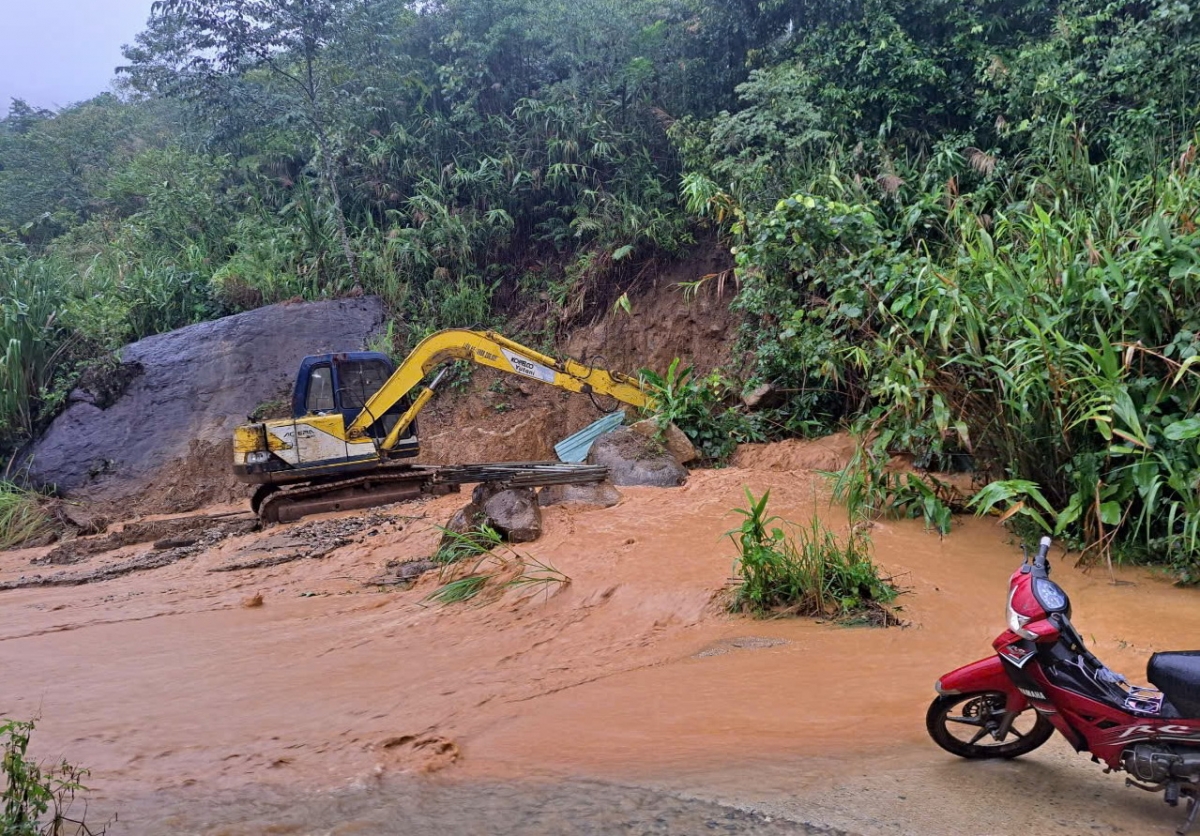 Sáng 19/9, các phương tiện được huy động phục vụ công tác thông tuyến.
Ảnh: Long Phi/VOV Miền Trung
