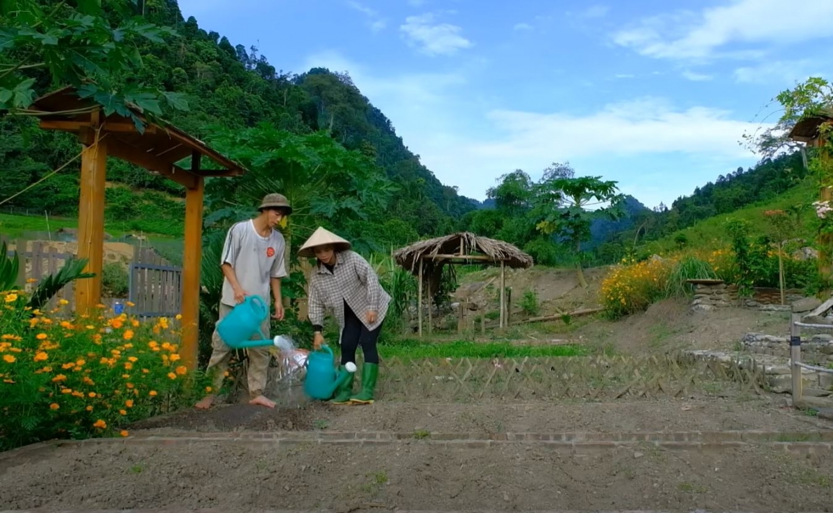 Có thu nhập từ các video, Sáng tiếp tục đầu tư mở rộng mô hình, cũng như đầu tư sáng tạo cho các video.