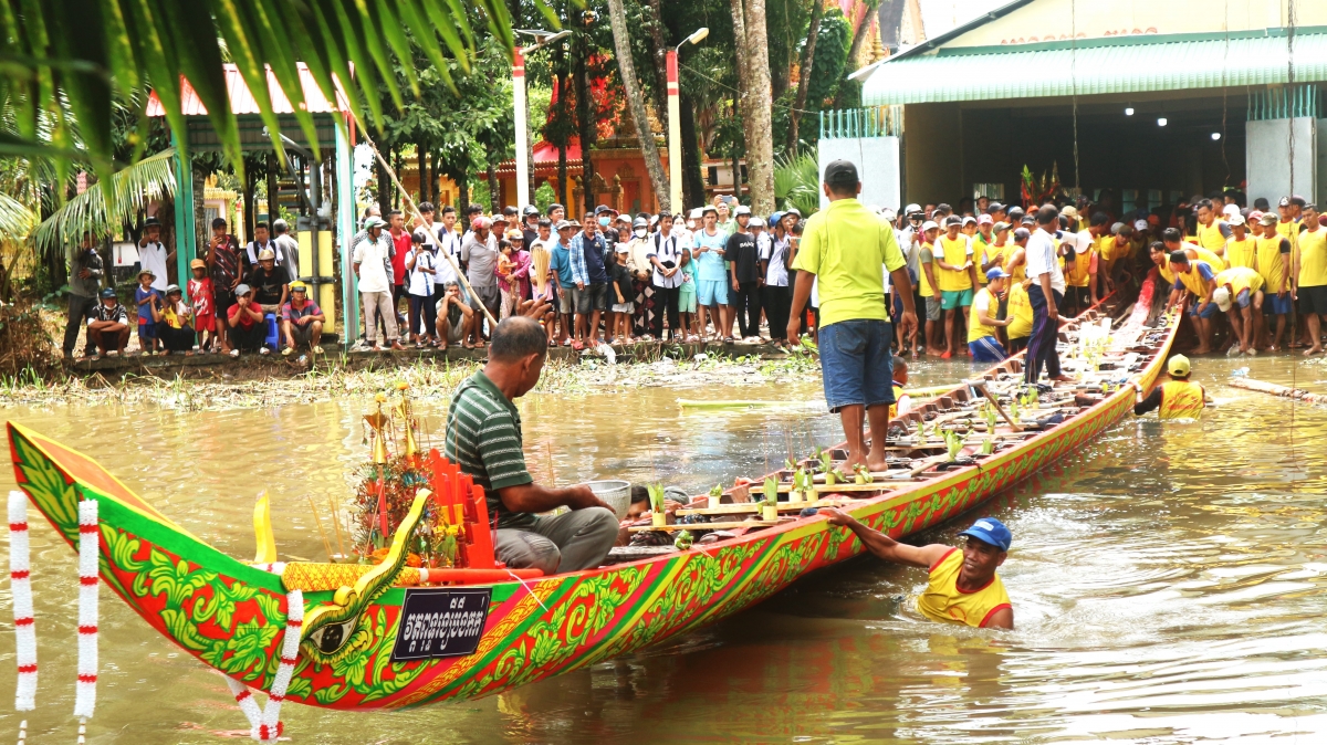 Hạ thủy ghe Ngo tập luyện.