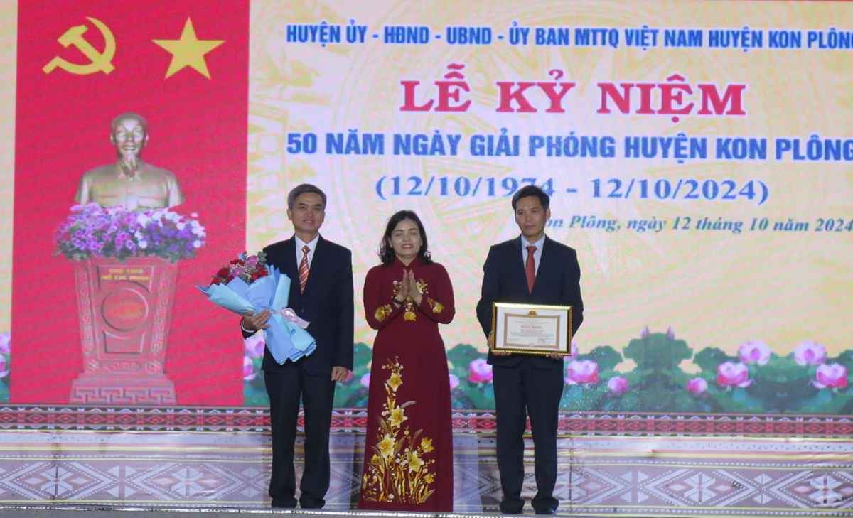 Lãnh đạo huyện Kon Plông đón nhận Bằng khen của Bộ Văn hoá, Thể thao và Du lịch cùng UBND tỉnh Kon Tum trao tặng.