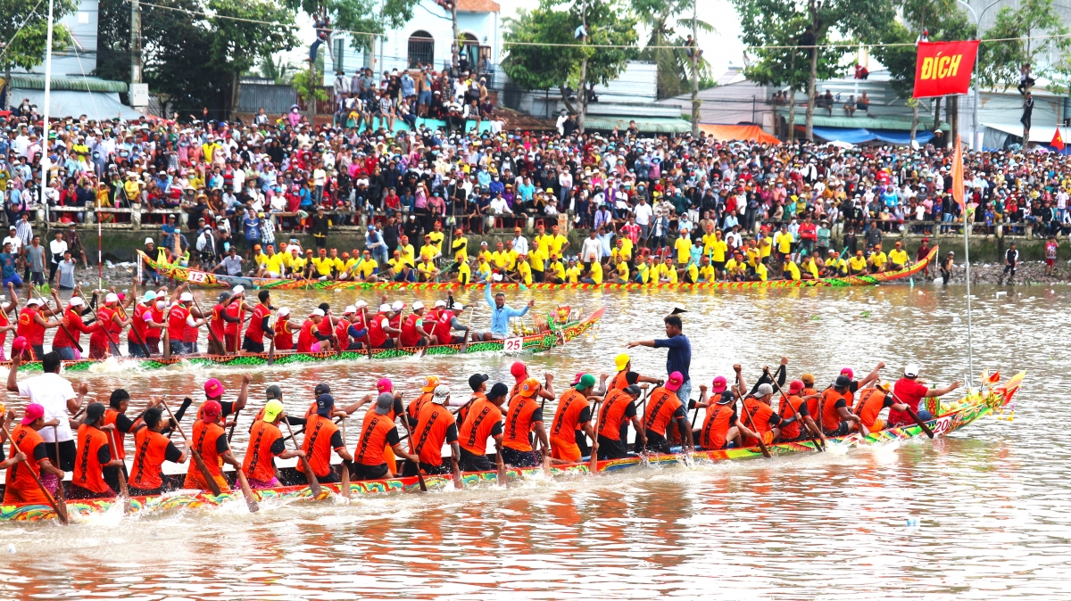 Đua ghe Ngo của đồng bào Khmer luôn hấp dẫn,
hàng năm thu hút đông đảo đồng bào và du khách gần xa đến xem, cổ vũ.