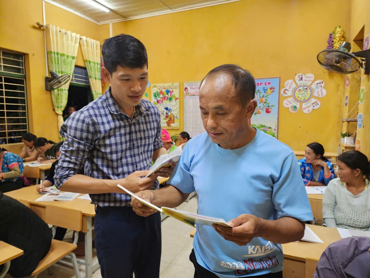 Ông Vừ Nhịa Chông đã có thể đọc được những bài học về lịch sử đất nước.