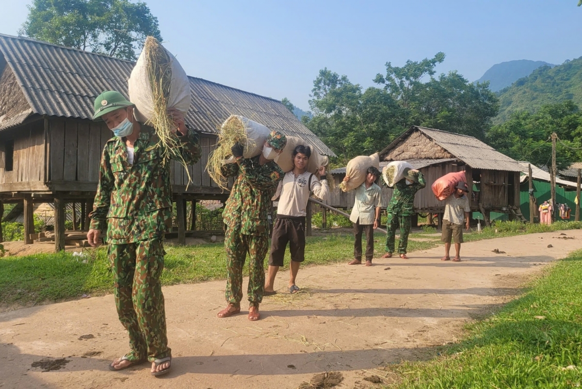 Bộ đội giúp bà con các bản làng dân tộc Chứt trên biên giới phát triển kinh tế