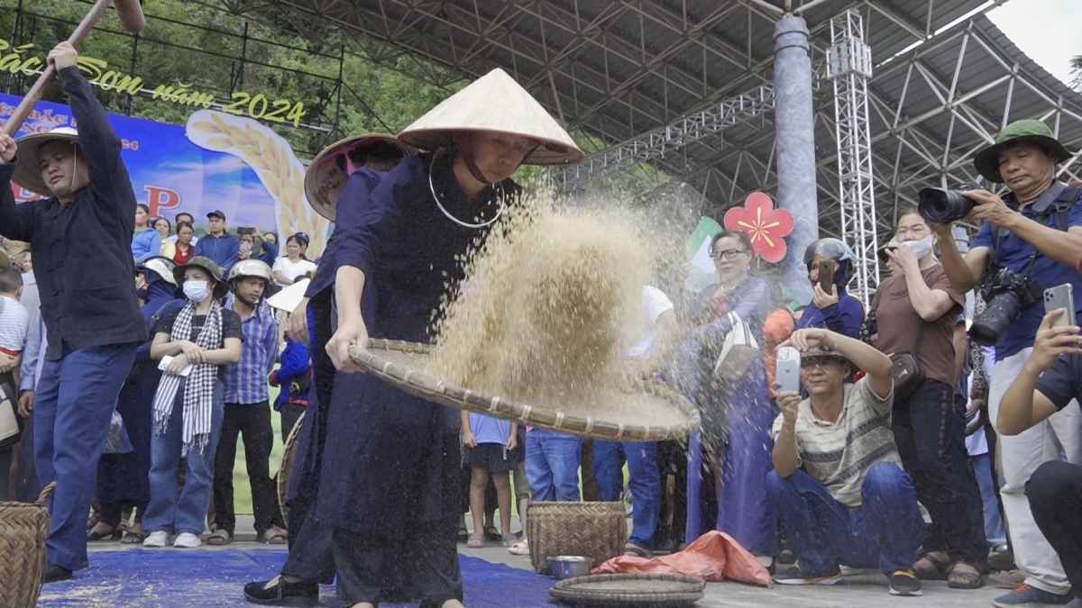 Một công đoạn làm sạch gạo trong cuộc thi giã gạo bằng công cụ thô sơ