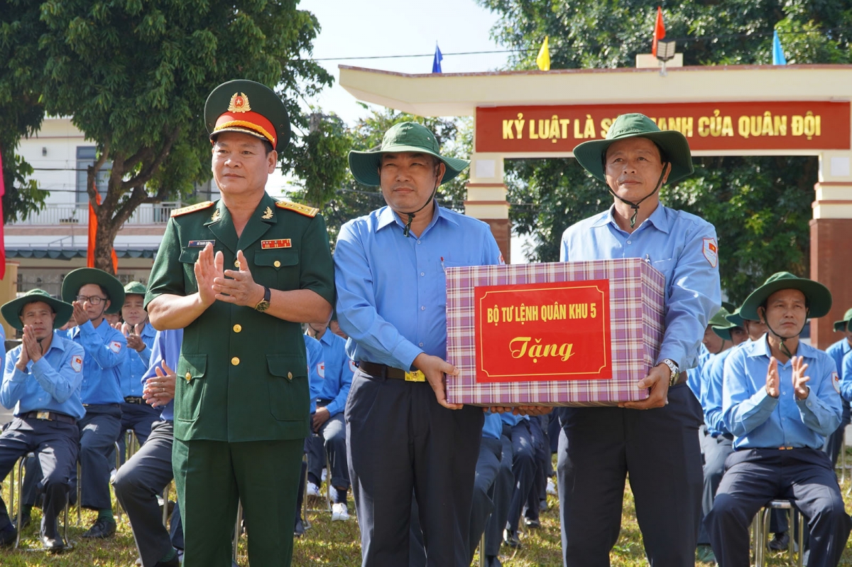 Đại tá Đỗ Thanh Xuân, Phó Chủ nhiệm Chính trị Quân khu 5 tặng quà động viên cán bộ, chiến sỹ Đội K53 tỉnh Kon Tum tại lễ xuất quân.