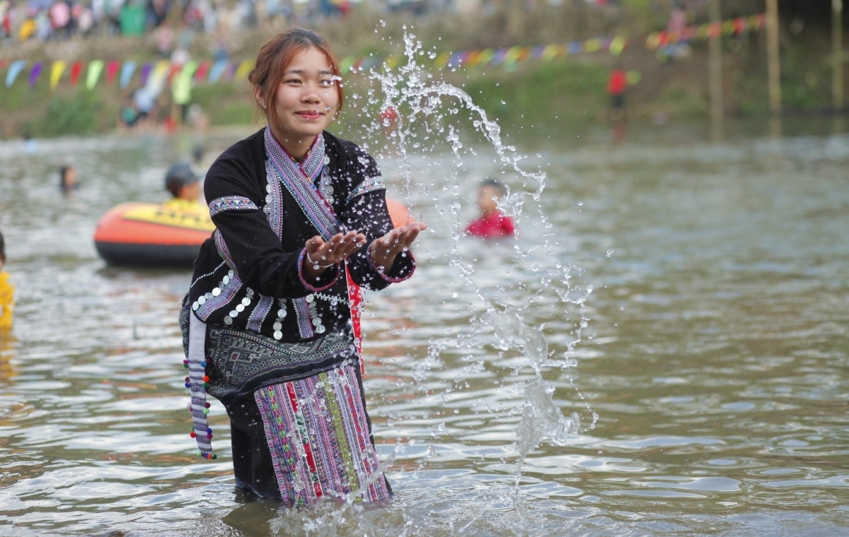 Du khách trong trang phục dân tộc hòa mình vào các lễ hội