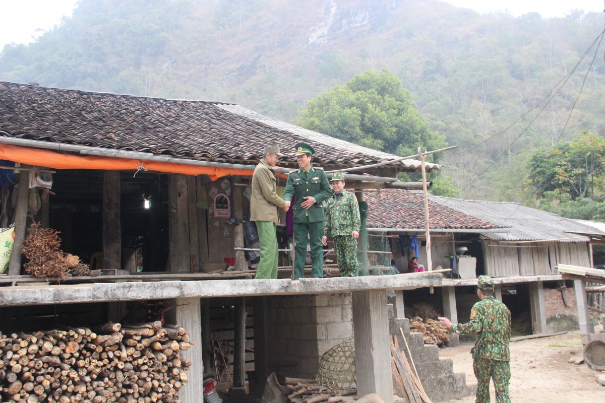 Những người có uy tín cùng cán bộ xóm, bản là điểm tựa quan trọng giúp người dân vùng thiên tai
tại Nguyên Bình, Cao Bằng ổn định cuộc sống