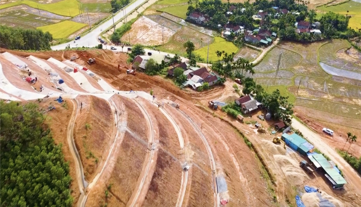 Hiện trạng núi Van Cà Vãi, thị trấn Di Lăng, huyện Sơn Hà đang được xử lý sạt lở