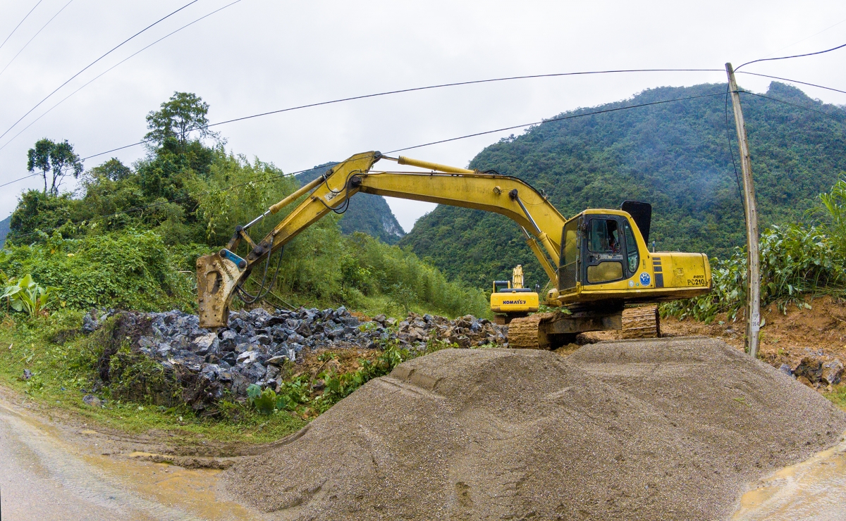 Lũng Súng và cả xã Yên Lạc có 38 hộ phải bố trí nơi ở mới, trong đó có 6 nhà bị trôi lấp và 2 nhà bị sập đổ, còn lại thuộc diện nguy cơ sạt lở cao. Hiện 6 hộ đầu tiên đã tìm được đất và đang san lấp nền để xây nhà mới, phấn đấu hoàn thành trong tháng 10 này, kinh phí do chính quyền cấp và huy động các nhà hảo tâm. Việc tìm kiếm đất tái định cư cho các hộ còn lại cũng được tiến hành khẩn trương, xã Yên Lạc đang vận động các gia đình hỗ trợ trao đổi, sang nhượng đất cho nhau để sớm an cư.