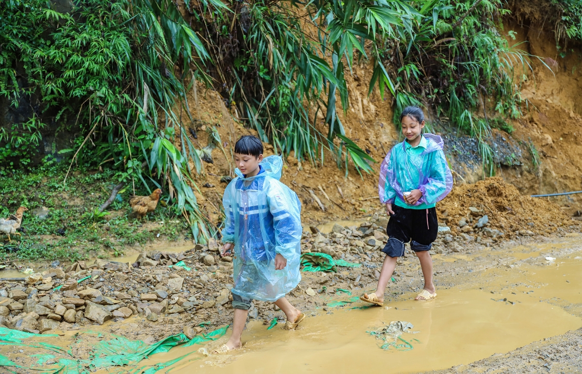 2 anh em họ Đặng Hữu Vĩnh, Đặng Thu Thảo, học sinh lớp 5 nay đã được đều đặn đến lớp, dù bùn đất vẫn lầy lội từ nhà tới trường trong những ngày mưa. Nhà các em ở bên kia khu vực sạt lở, phải nghỉ học hơn 1 tuần chờ các lực lượng và dân bản dọn dẹp đất đá, khai thông đường đi.