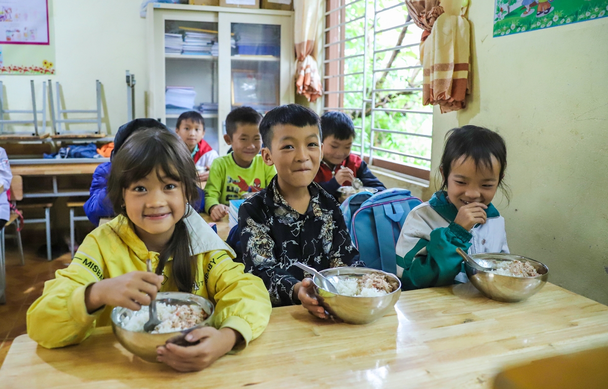 Thầy giáo Nông Văn Hùng, Hiệu phó trường Tiểu học và THCS Yên Lạc cho biết các thầy cô đã nhanh chóng khôi phục hoạt động dạy và học từ ngày 12/9. Đến nay, tất cả học sinh đều đã đi học đầy đủ, các thầy cô vừa đảm bảo chương trình học, vừa ổn định tâm lý cho các em, bố trí nấu cơm trưa cho các em xa nhà ăn tại lớp.