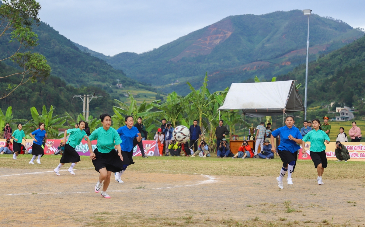 Hội Mùa vàng 2024 là sự kiện nổi bật trong tuần Văn hoá – Du lịch Bình Liêu khai mạc từ 25/10 với các hoạt động sôi nổi xuyên suốt như Giải bóng đá nữ dân tộc thiểu số tỉnh Quảng Ninh, Festival dù lượn “Bay trên mùa vàng”…