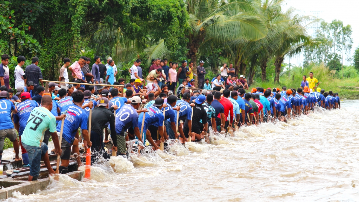 Năm nay, chùa Pích MengKol có trên 100 vận động viên tham gia tập luyện bơi đua.
​​​​Những lúc tập luyện, luôn có đông đảo đồng bào phật tử
đến xem, cổ vũ, tạo không khí rất sôi nổi.