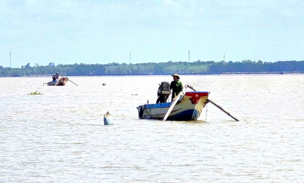 Với ghe công suất lớn, sẽ có nhiều hơn 2 người, nhưng khi ruốc vào sát bờ, người dân cũng có thể dùng vỏ lãi chạy ra vớt ruốc. Những vỏ lãi này thường chỉ có 1 người vừa lái thuyền, vừa đánh bắt.