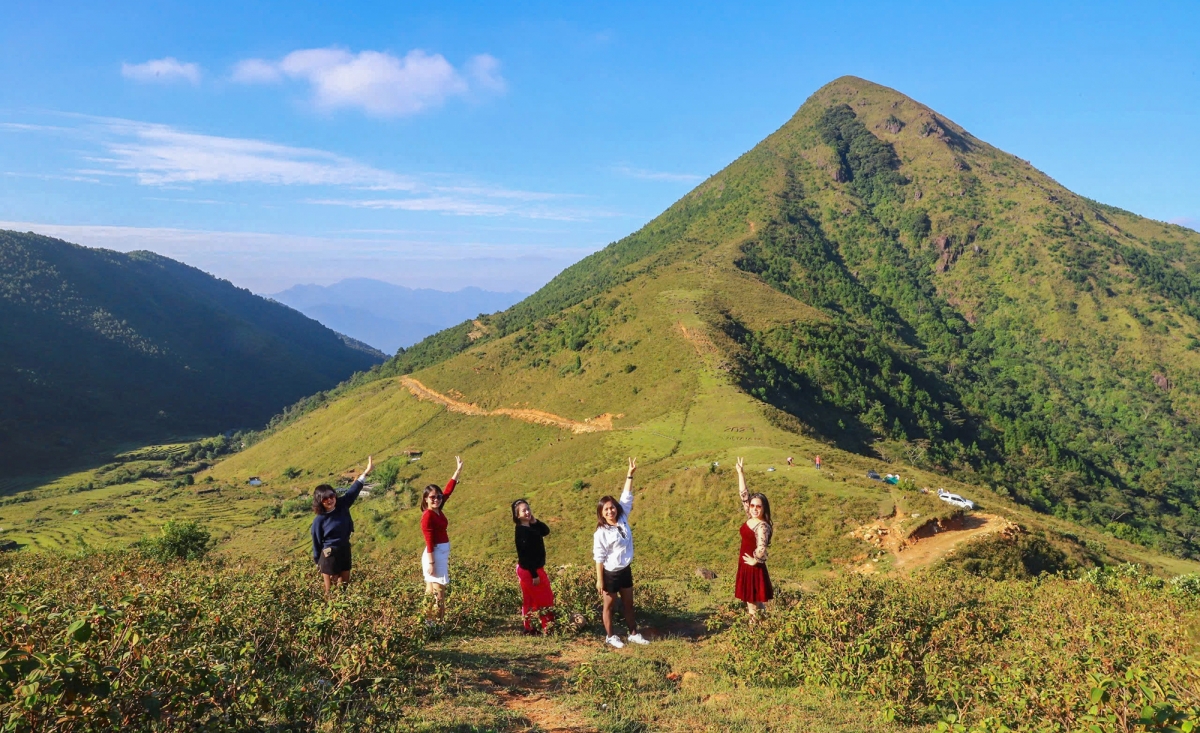 Năm 2024, huyện Bình Liêu đưa trekking (leo núi, đi bộ đường dài) thành một sản phẩm du lịch mới. Huyện đã kết nối, đưa đoàn famtrip gồm các công ty lữ hành chuyên đưa khách du lịch quốc tế vào Việt Nam tới khảo sát cung trekking Sông Moóc - Khe Tiền và kỳ vọng đây sẽ là sản phẩm du lịch tiêu biểu hút khách quốc tế, đặc biệt là những vị khách phương Tây về với Bình Liêu.