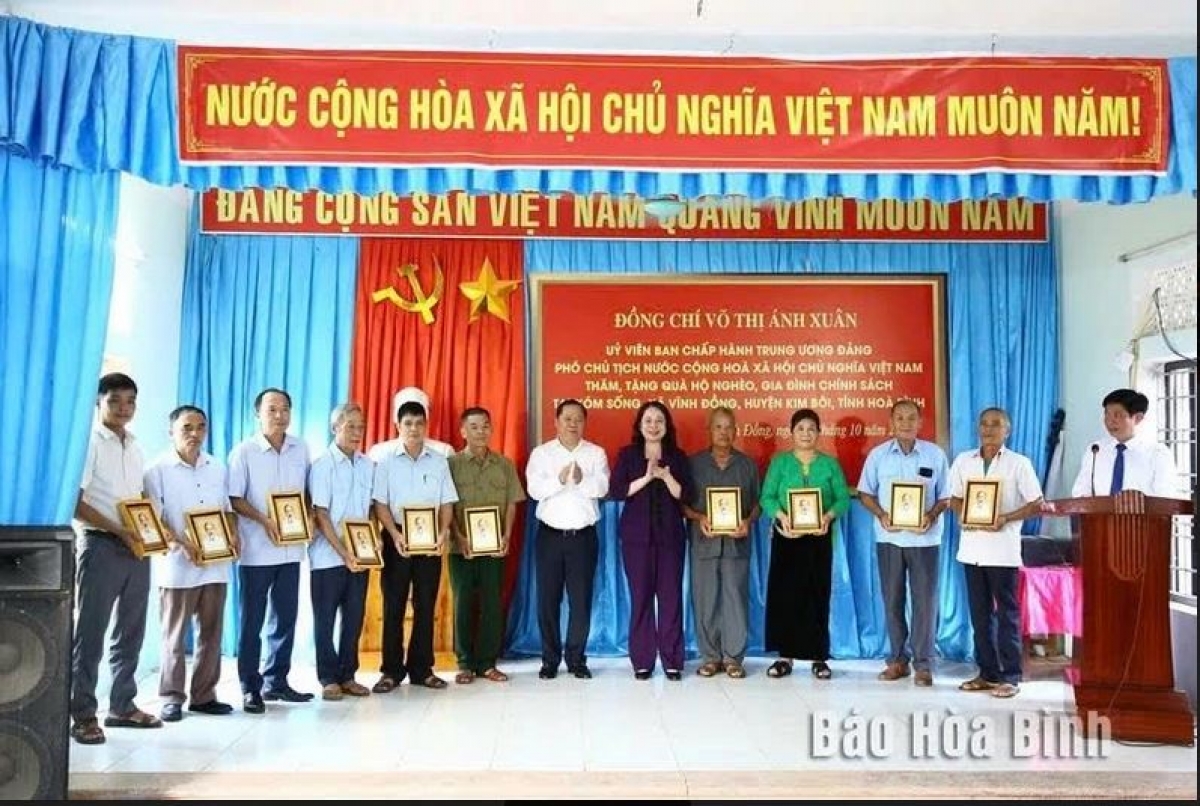 
Phŏ Kơdră teh đak Võ Thị Ánh Xuân păng Bí thư Đảng dêh char Hòa Bình Nguyễn Phi Long hơpăh tơmam ăn bơngai đei grih tih, unh hnam đei kŏng tơ̆ xăh Vĩnh Đồng, apŭng Kim Bôi. (Rup: ƀăo Hòa Bình)