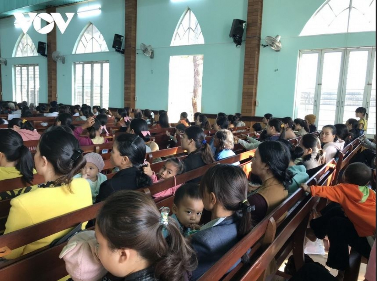 Roh khôp dêi kuăn pơlê a hngêi khôp Tin Lành Plei Mơnŭ, cheăm Chư Á, pơlê kong kơdrâm Pleiku (Gia Lai). Um: VOV